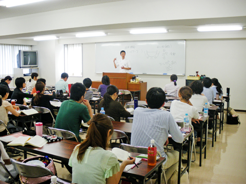 製菓理論授業は講義室で