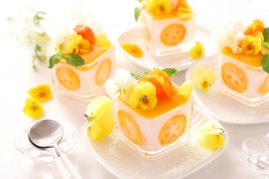 スイーツが可愛く変身！食べられるお花、エディブルフラワー