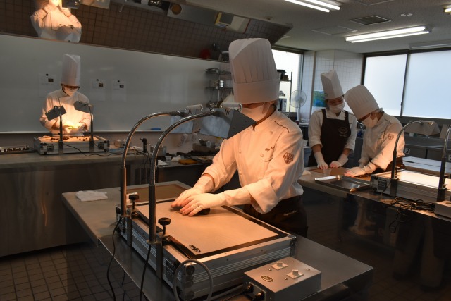 有平糖～食べる飴～＆２回目の飴細工 - 日本菓子専門学校